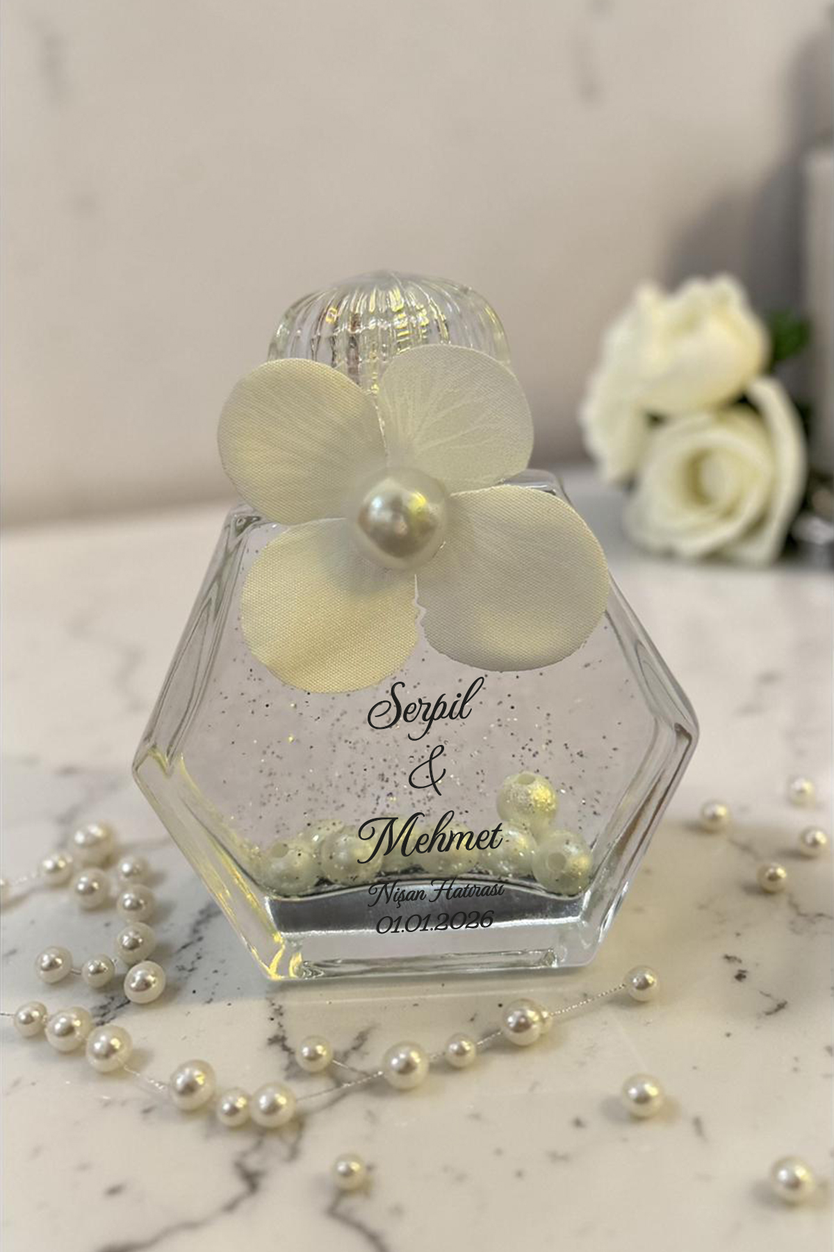 Söz - Nişan - Nikah Hediyesi Ortanca Süslemeli Cam Altıgen Kolonya Sim ve İncili Söz - Nişan - Nikah Hediyesi Ortanca Süslemeli Cam Altıgen Kolonya Sim ve İncili