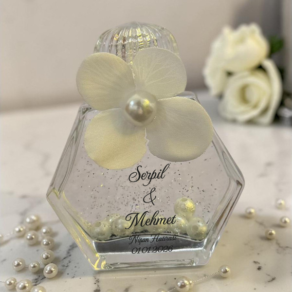 Söz - Nişan - Nikah Hediyesi Ortanca Süslemeli Cam Altıgen Kolonya Sim ve İncili Söz - Nişan - Nikah Hediyesi Ortanca Süslemeli Cam Altıgen Kolonya Sim ve İncili
