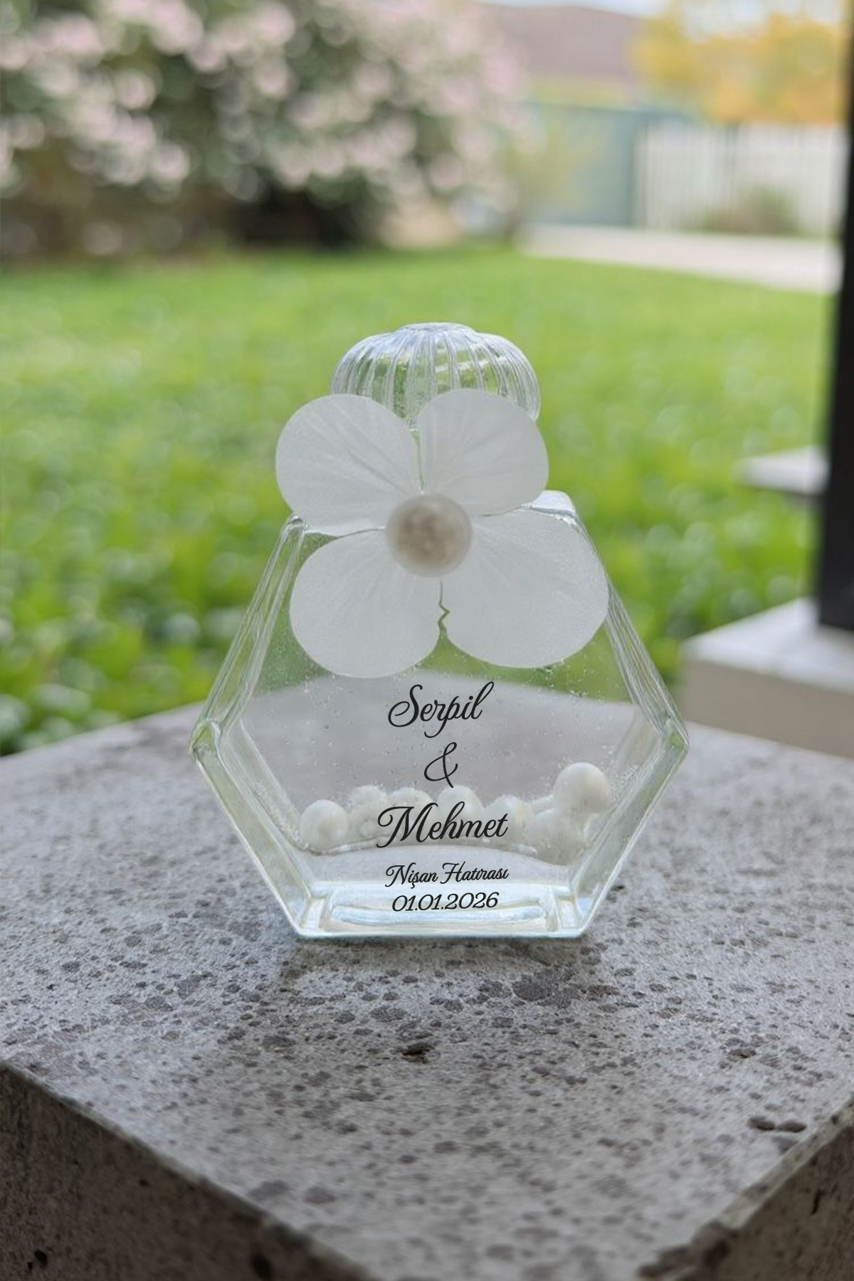 Söz - Nişan - Nikah Hediyesi Ortanca Süslemeli Cam Altıgen Kolonya Sim ve İncili Söz - Nişan - Nikah Hediyesi Ortanca Süslemeli Cam Altıgen Kolonya Sim ve İncili