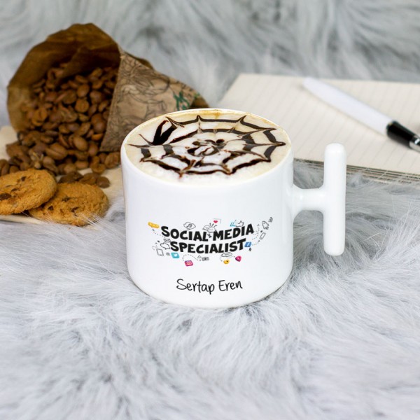 Social Media Specialist Latte Fincanı