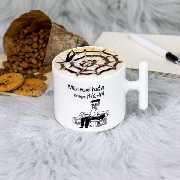 Mükemmel Kadını Bekleyen Erkek Latte Fincanı